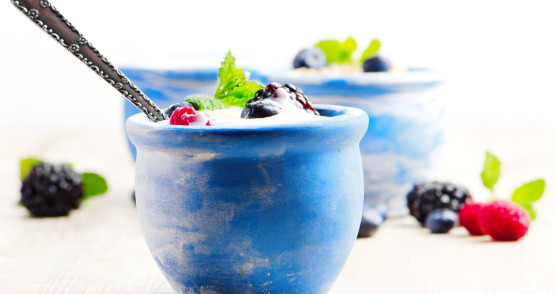 slivki-moloko-jogurt-deserti-frukti-yagodi-cherniki-ezheviki-cream-milk-yogurt-dessert-fruits-blueberries-blackberries-51890345617